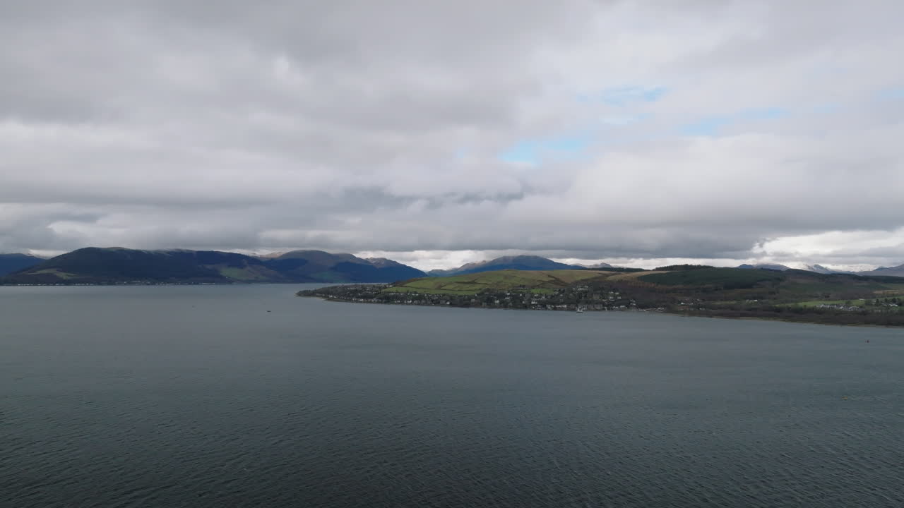 kilcreggan, 스코틀랜드에서 바람이 불어오는 날, clyde 강 위에서 천천히 밀어