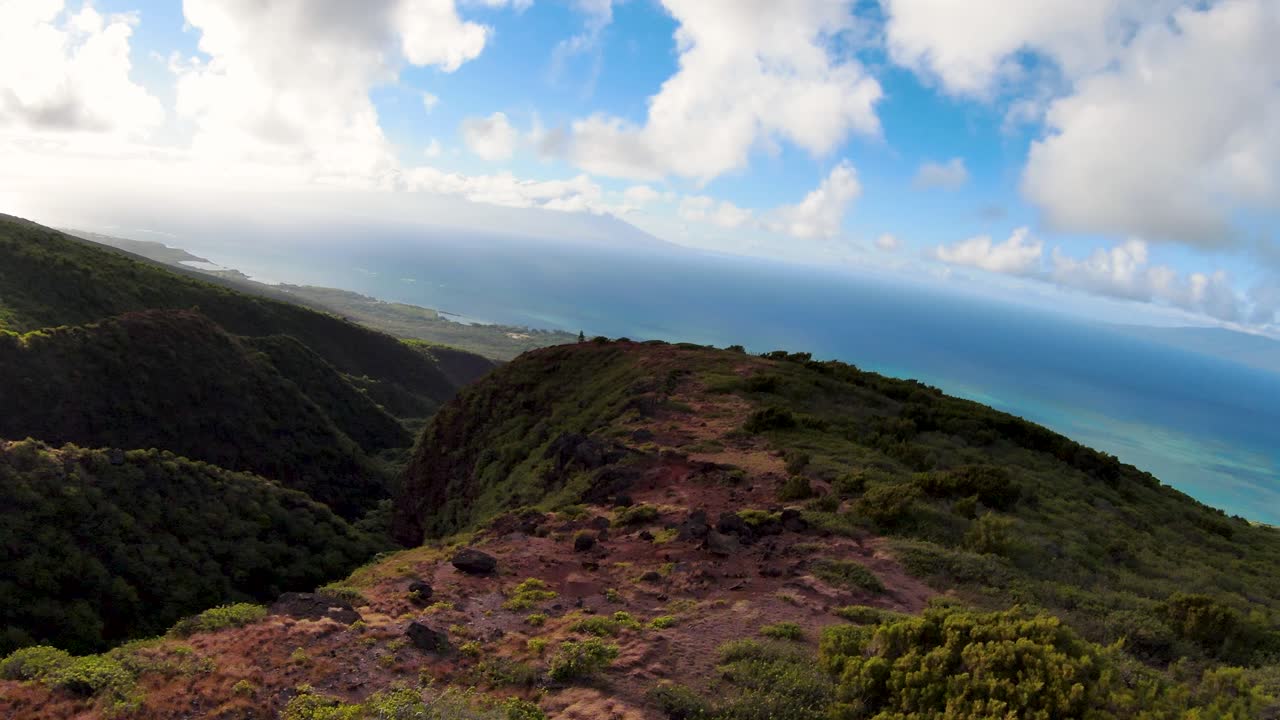 experimente el paraíso del ecoturismo sostenible de hawaii desde arriba, con impresionantes vistas aéreas fpv de montañas verdes que revelan cascadas y océano azul en molokai, hawaii