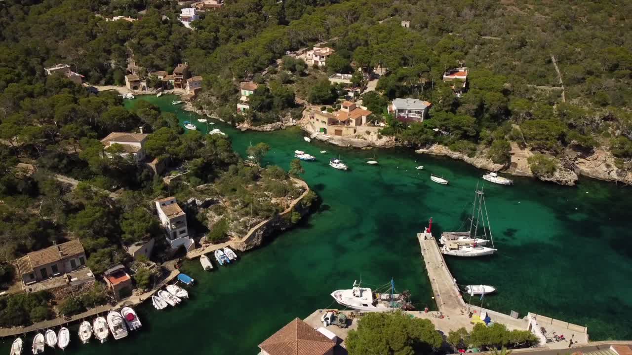 drone disparado desde el pequeño puerto pesquero de mallorca figuera