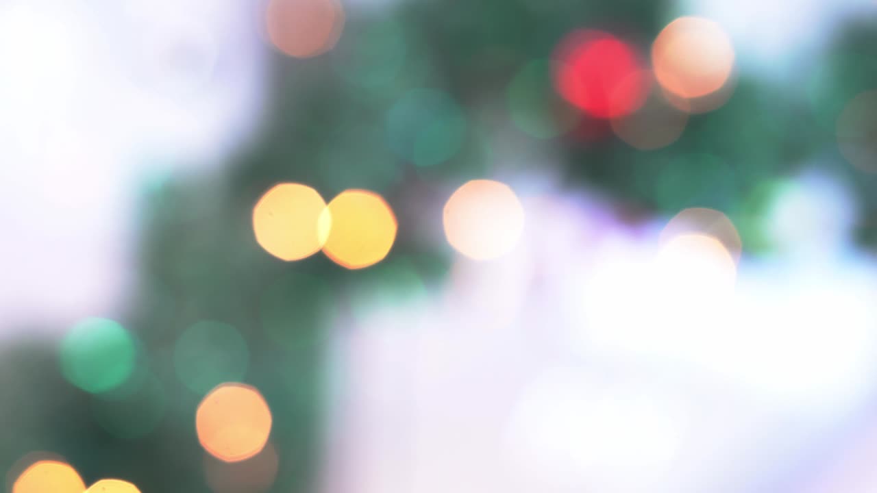 신년 축제 또는 크리스마스 축제 개념을 축하하기 위해 백화점에서 보케 빛 장식의 흐릿함