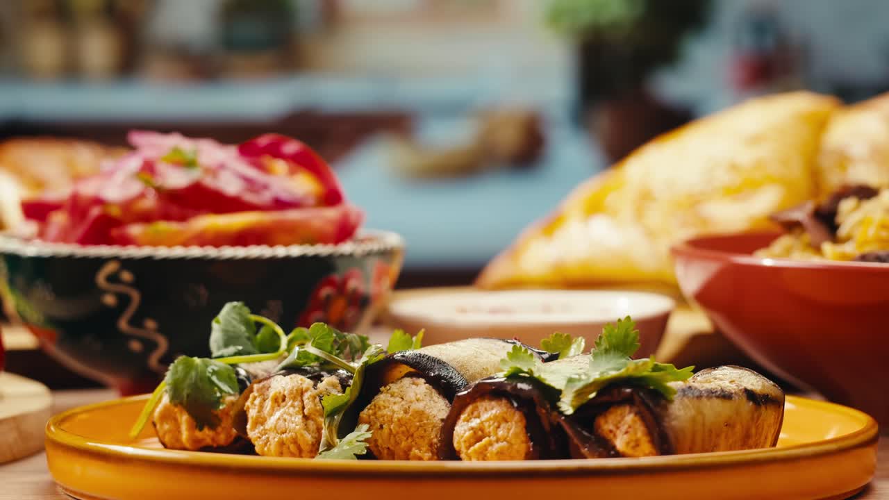 여자 가 채운 양배추 에 향신료 를 첨가 하고 있다