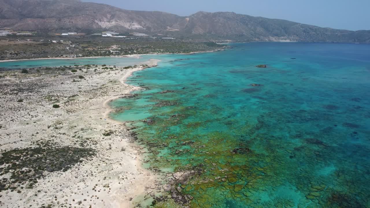 vista aérea de la costa griega en la isla mediterránea de creta