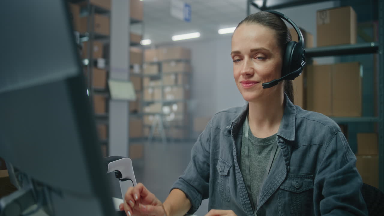 mujer trabajando en un centro de llamadas de almacén