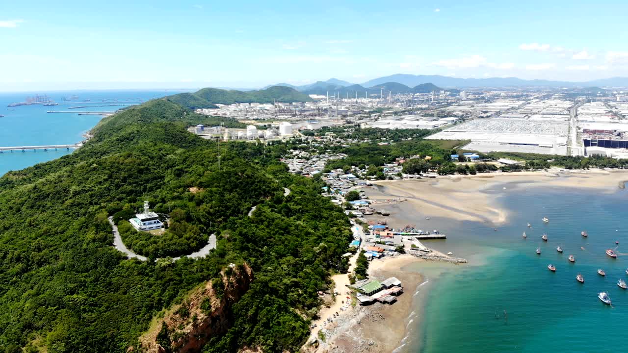 석유 정제 공장 및 화물 운송 산업 및 물류 지역의 4k 공중 뷰.