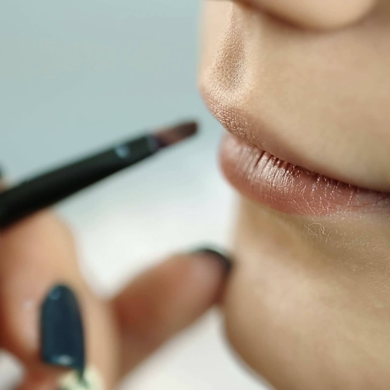 mujer aplicando maquillaje