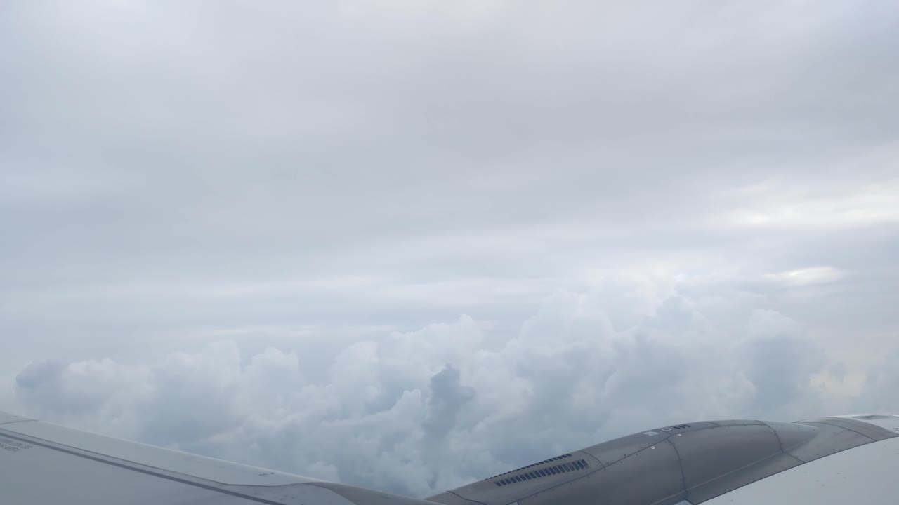 구름 을 가진 하늘 에서 높이 날아다니는 여객기 의 날개 - 구름 이 많은 하늘