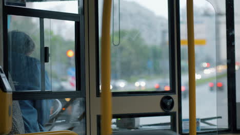 Busfahrerin-Bei-Der-Arbeit