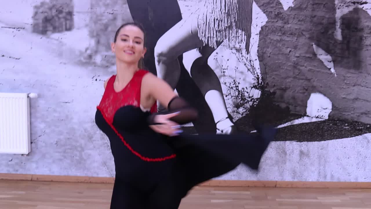 bailarina profesional y apasionada baila en la pista de baile