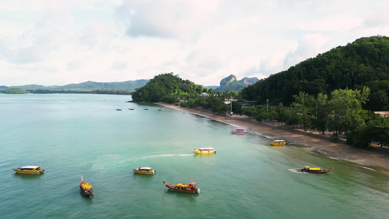 aerial sobre la playa de ao nang, distrito de krabi, tailandia