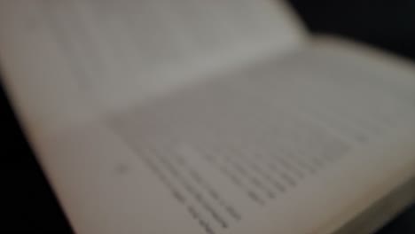 un primer plano retrocediendo a través de las páginas de un libro abierto