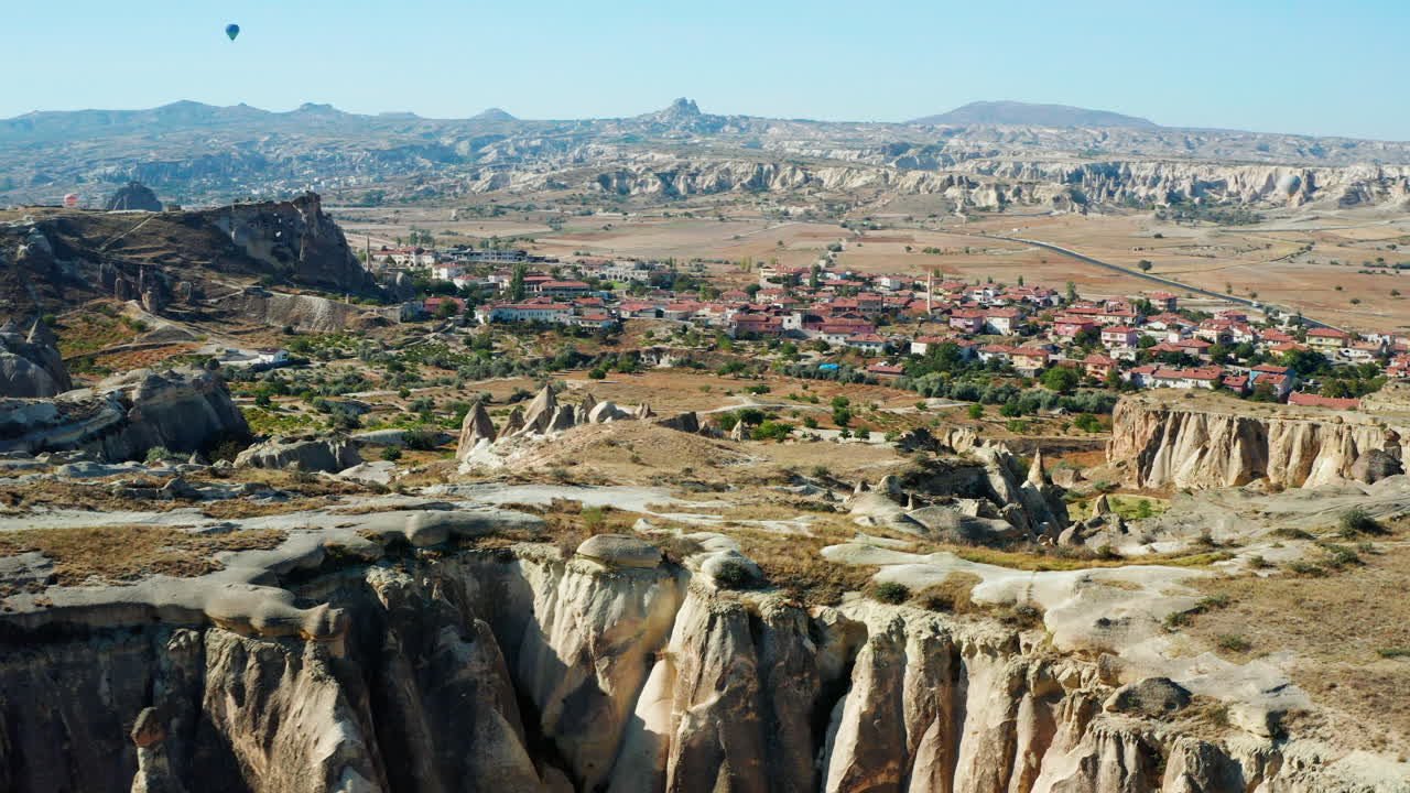 paisaje único de capadocia con goreme en el fondo, vista aérea desde un globo aerostático