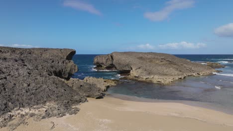 Felsige-Küstenformation-Am-Strand-Von-Arecibo-Puerto-Rico-Mit-Wellen,-Die-Auf-Die-Felsen-Schlagen