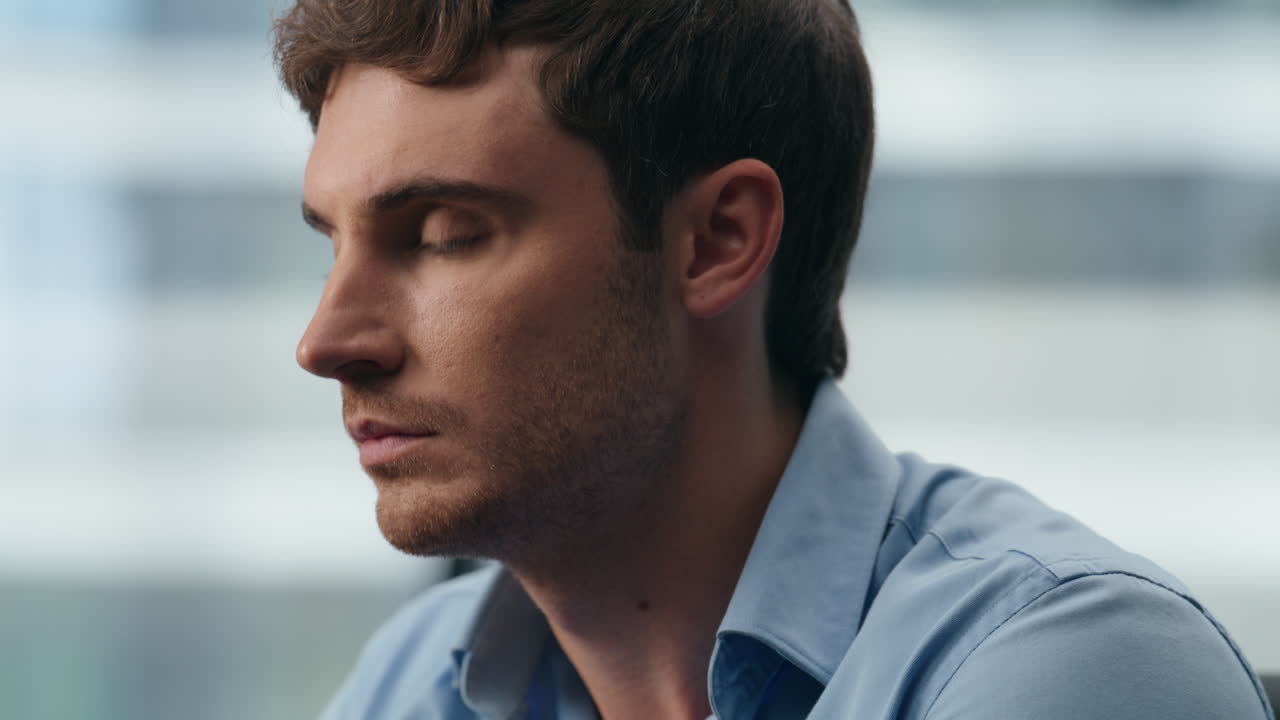 Dipendente pensieroso che lavora in ufficio, primo piano. Direttore serio che analizza da solo.