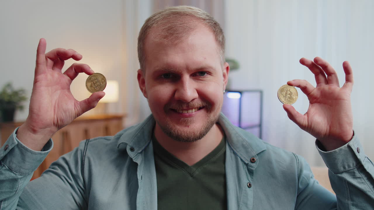 tipo comerciante de acciones ganando bitcoins después de monitoreo en línea operaciones de comercio minería mantener monedas btc