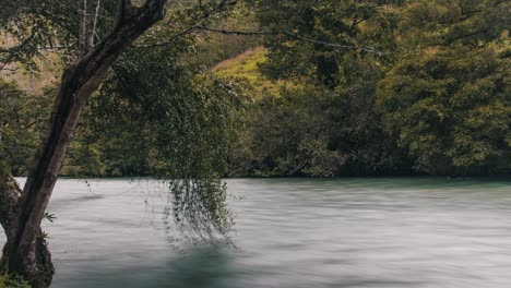 Hermoso-Lapso-De-Tiempo-Del-Agua-Que-Fluye-Por-El-Río-En-Lanquin,-Guatemala