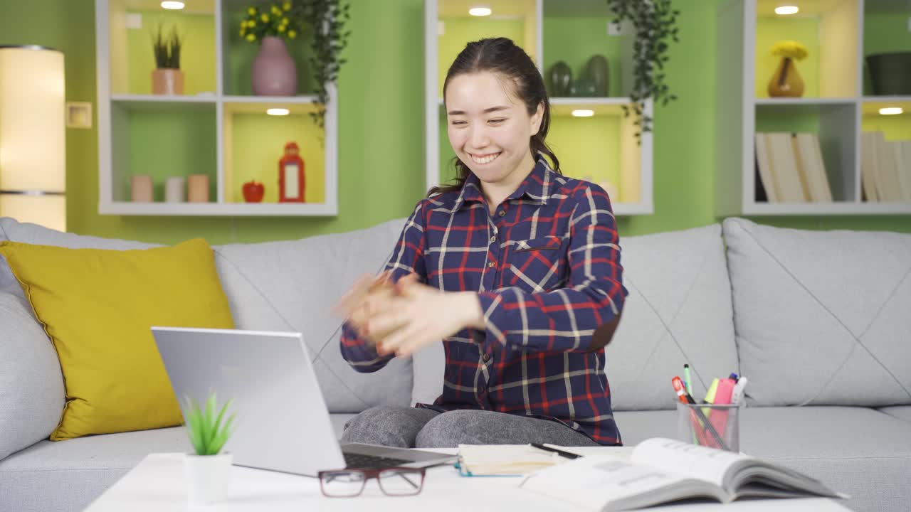 긍정적 인 영혼 의 젊은 여자 는 성공 한다.