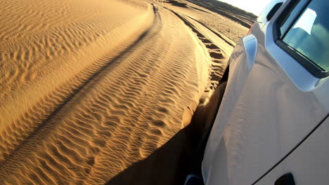 Coche-Atascado-En-La-Arena-Del-Desierto,-Arena-De-Wahiba,-Omán