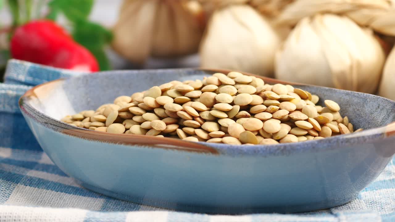 그릇에 렌즈 콩