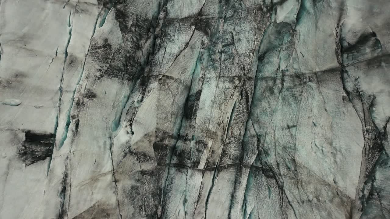 un primer plano de un glaciar desde arriba