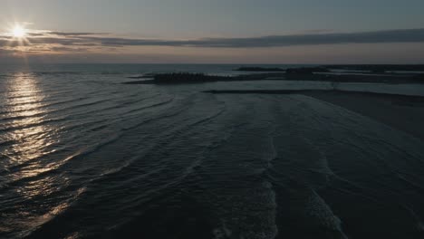 Vista-Del-Atardecer-Sobre-Las-Tranquilas-Olas-En-Owen-Sound,-Ontario,-Con-Un-Sereno-Paisaje-Costero.