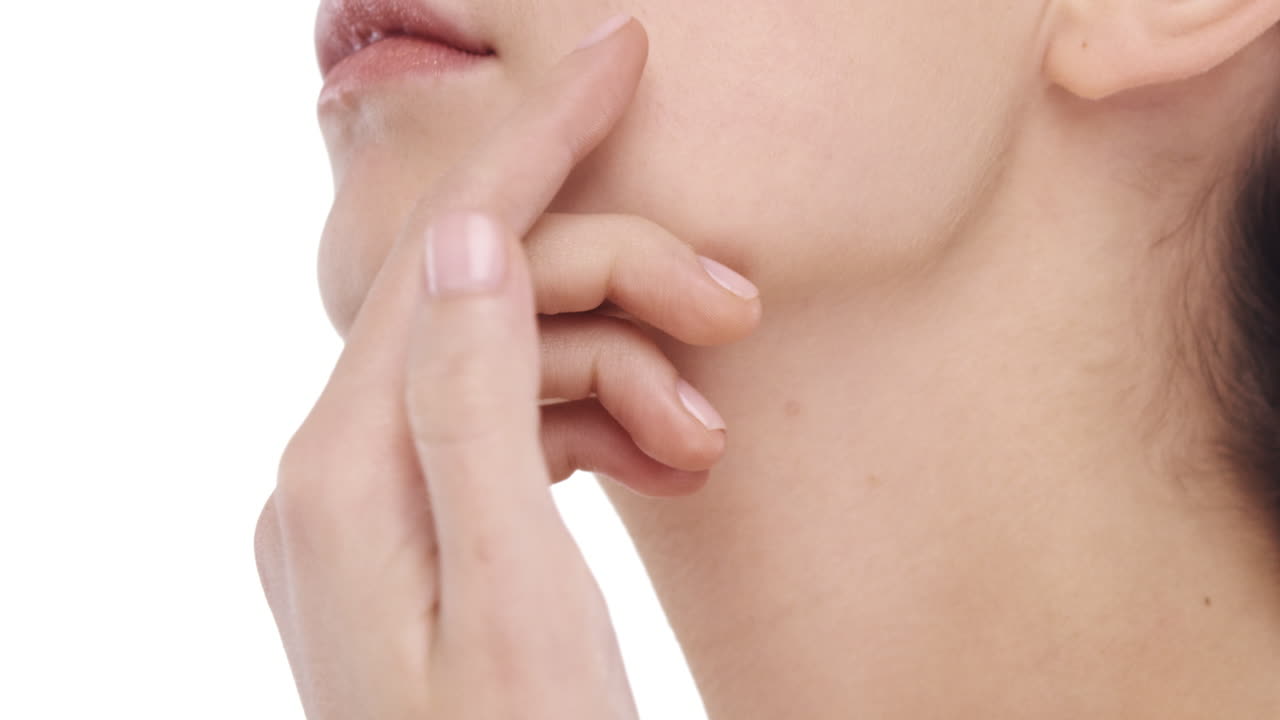 여자 의 초상화 는  ⁇ 색 배경 에 서서히 움직이는 아름다운 얼굴 을 만지고 있는 피부 관리 개념 이다