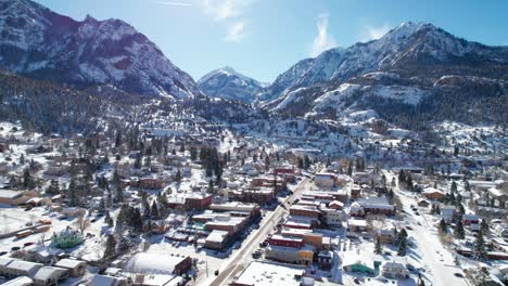 drone brillante y soleado filmado sobre ouray, colorado en el invierno