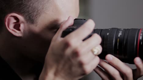 Cameraman-Rotating-The-Zoom-Ring-Of-A-DSLR-Camera---close-up