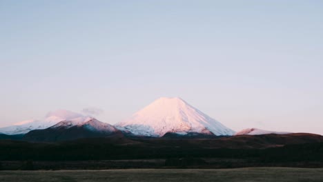 Schneebedeckter-Bergsonnenuntergang-Im-Zeitraffer---Mount-Ruapehu-Neuseeland