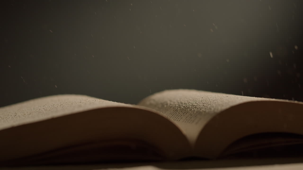 Libro aperto con polvere