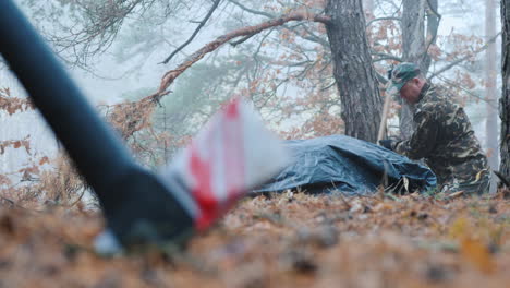 Ein-Krimineller-Gräbt-Im-Wald-Die-Leiche-Seines-Opfers-Aus