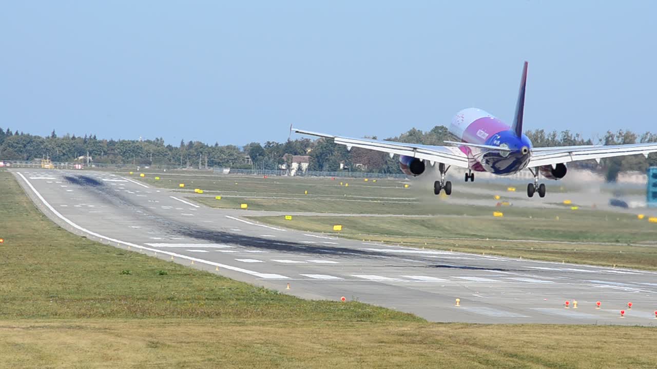 飛行機は空港の滑走路に着陸します