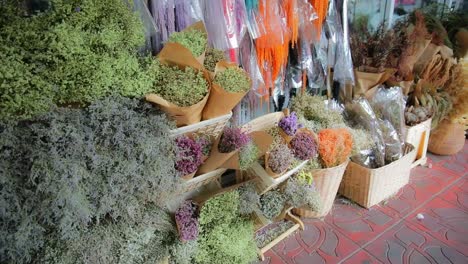 tomada panorámica de heather en un mercado de flores en una tienda en bangkok
