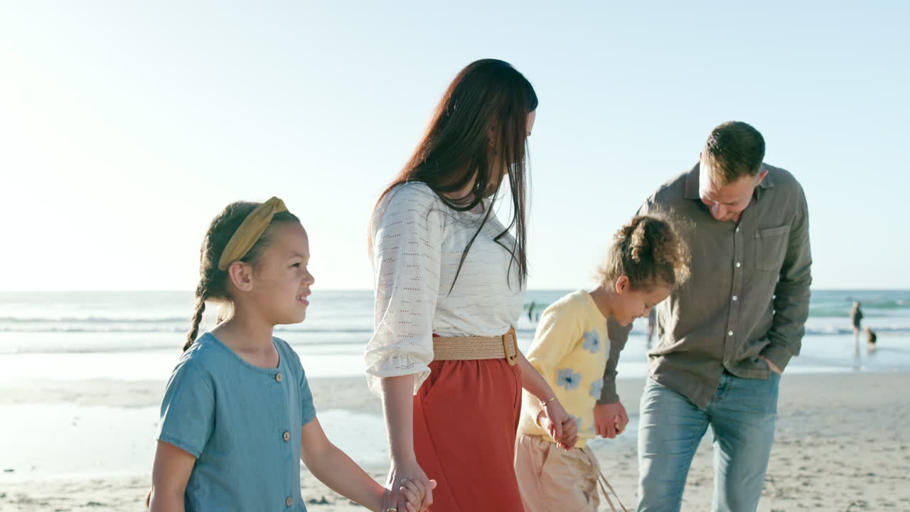 해변 하루를 즐기는 행복한 가족