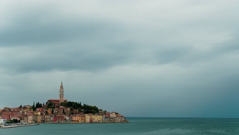 Lapso-De-Tiempo-De-Nubes-Y-Lluvia-Que-Soplan-Por-El-Horizonte-De-La-Ciudad-De-Rovinj-En-El-Oeste-De-Croacia