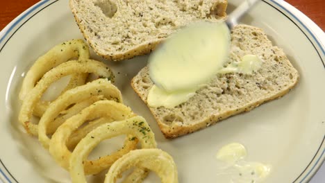 Knoblauchsoße,-Aioli-Ins-Brot-Streichen