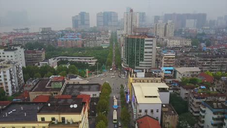 china hora del día paisaje de la ciudad de wuhan bloque de compras tráfico carretera vista panorámica aérea 4k