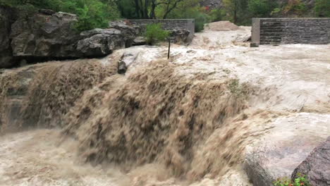 la cascada inundada del río méouge en francia durante fuertes lluvias