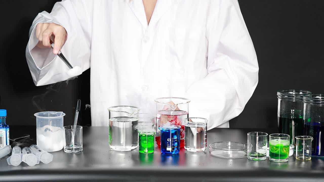 experimento científico con líquidos de colores