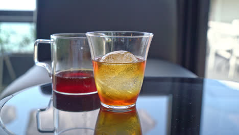 café negro arábica de goteo frío en vaso con bola de hielo