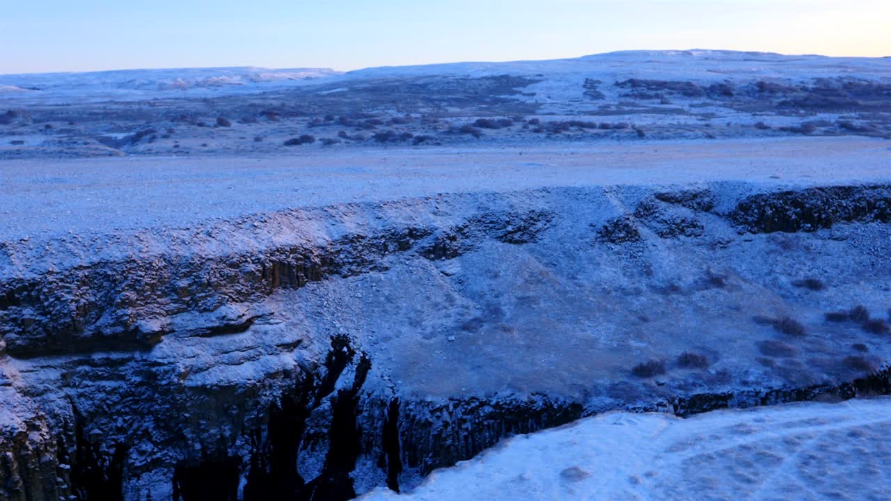 아이슬란드의 얼어붙은 골포스 폭포와 야생 강의 공중 사진