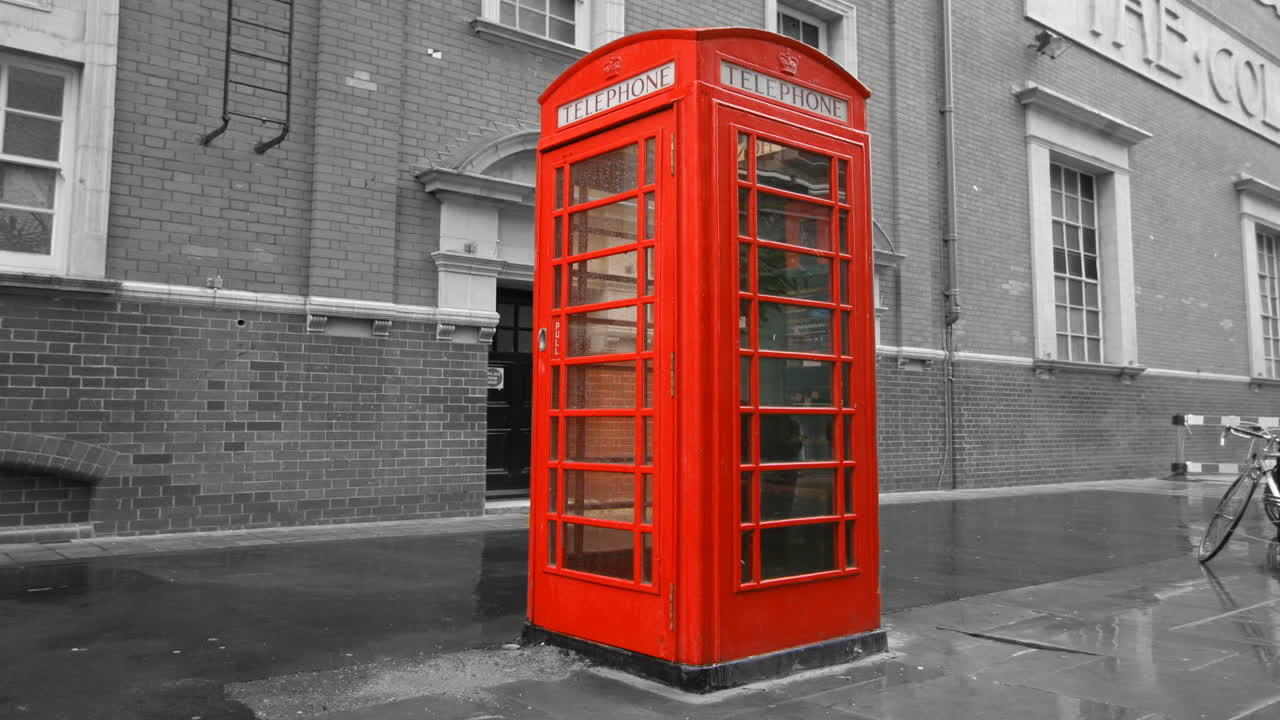 빨간 전화 부스 bw