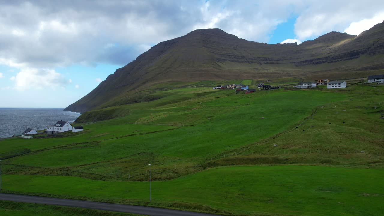 페로 섬 의 라라디디 마을 에 있는 빌링가르달스피알 산 의 공중 정적 사진