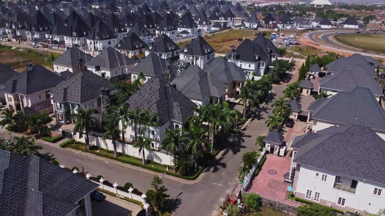 Nijerya, Abuja'da lüks evler ve palmiye ağaçları ile huzurlu ve varlıklı bir banliyö mahallesinin yüksek açılı görünümü.