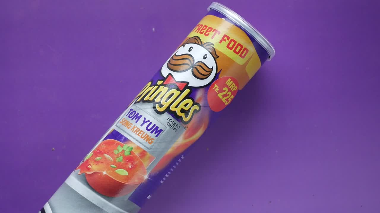 pringles tom yum con sabor a lata