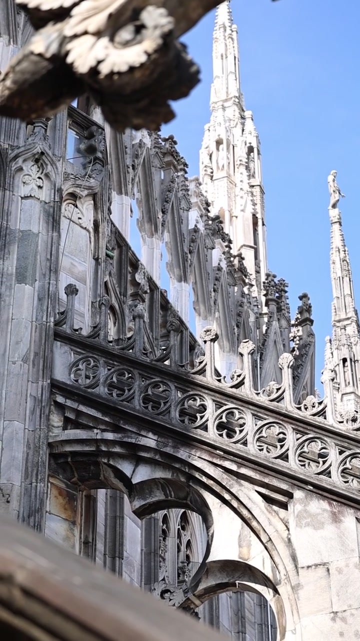 Indviklet gotisk arkitektur af Milano Domkirkens spir.
