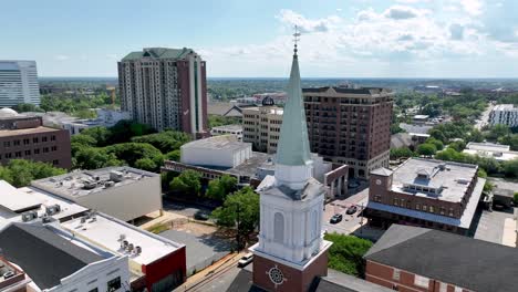 Órbita-Aérea-Del-Campanario-De-La-Iglesia-En-Tallahassee,-Florida