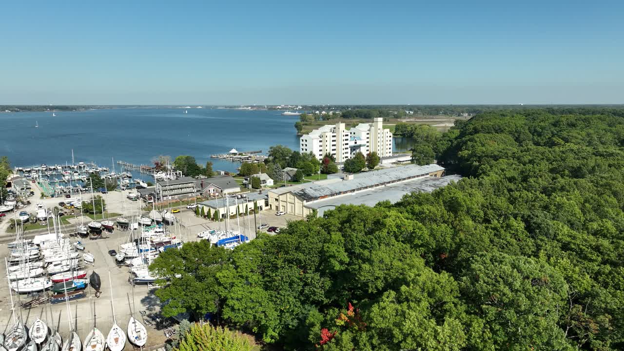 아래로 내려와 잎을 바꾸는 작은 부분을 향해 밀어