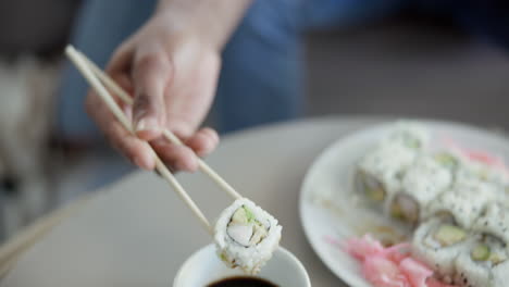 Primer-Plano,-Hambre-Y-Mano-Con-Sushi