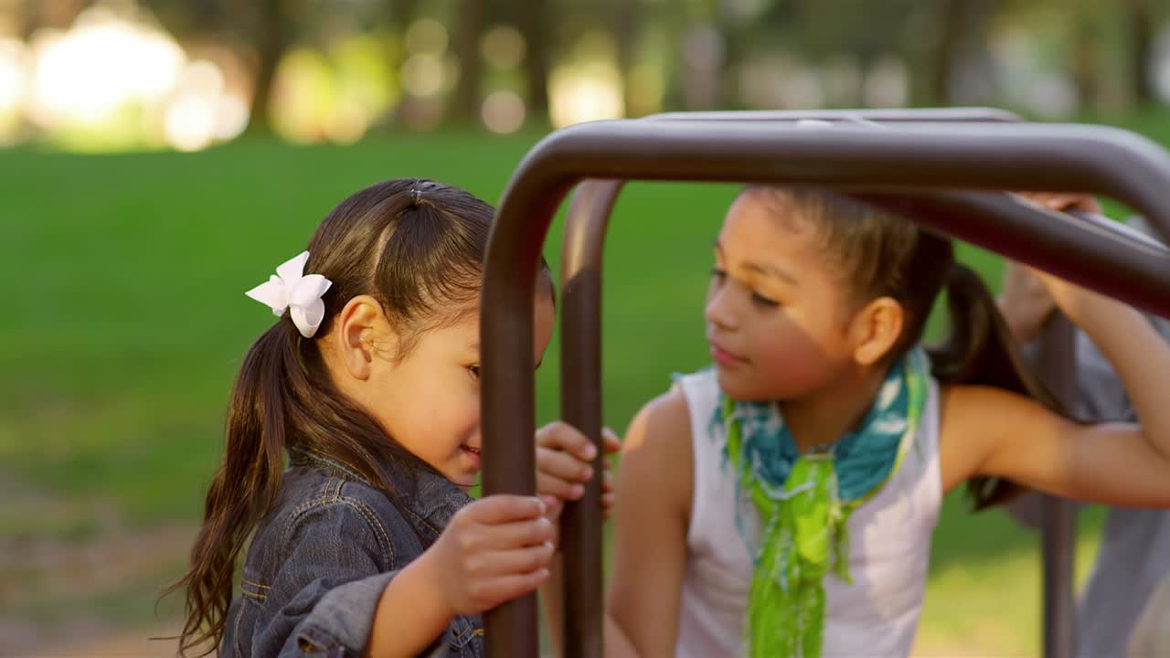 카레고 라운드 에서 놀고 있는 어린 소녀 들