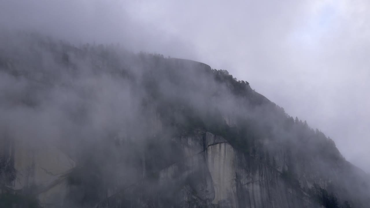 el jefe, squamish, columbia británica, canadá - una vista impresionante de una montaña cubierta de niebla - de cerca